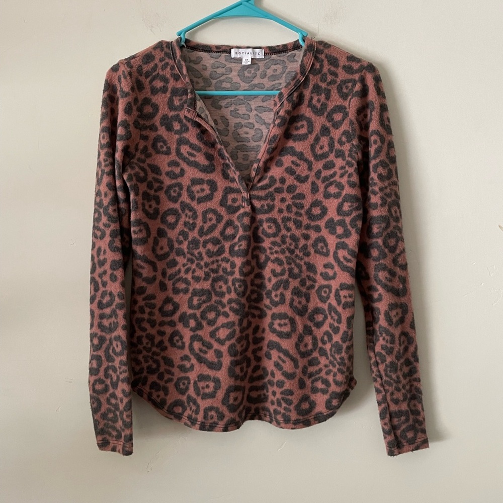 SOCIALITE ladies long sleeve shirt pink with gray animal print. Size XS